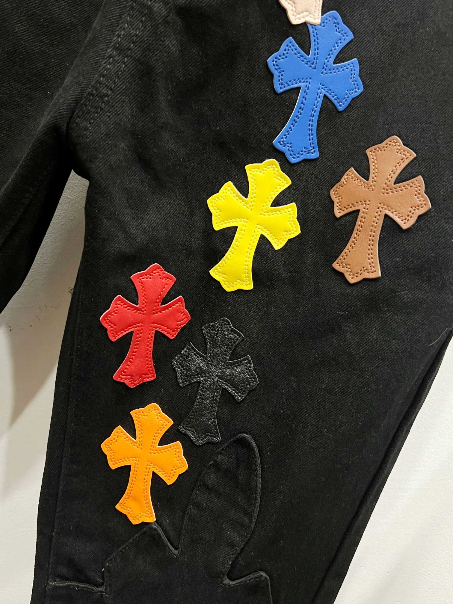 P260 Style No.: (c032) Chrome hearts & Chrome hearts High-end Chrome hearts flame colored leather cross-patch leather jeans Original hardware accessories washed and other elevators, QR code analysis are all purchased from the original factory, high degree of restoration, you are welcome to compare the products~ Three-dimensional version Loose and comfortable, not picky about the body, taller and slimmer Big factory Seiko Original quality control Same style for men and women Can be matched with couples Versatile recommendation Necessary jeans for all seasons Hipsters have been disappointed From the quality selection of fabrics, the tailoring of details, and the matching of patterns, everything is impeccable! The upper body is so handsome when worn...it can be easily worn by men, women and children! The craftsmanship is made of heavy-duty washed pure cotton denim fabric. After washing, it is soft and thick and looks very stylish when worn. Size: 28, 30, 32, 34, 36 (S-XXL) Color: black